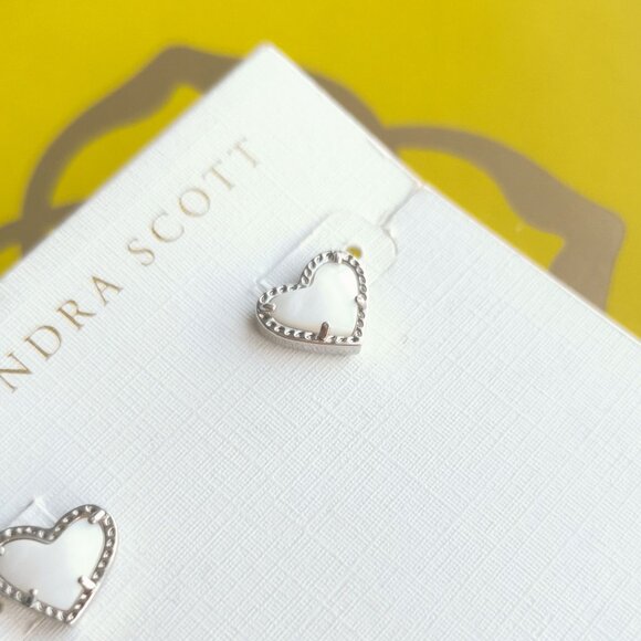 Kendra Scott Ari Heart Silver Ivory Mother-Of-Pearl Stud Earrings fashion - Picture 2 of 2